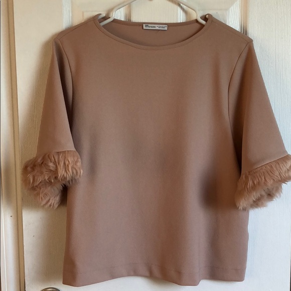 Short sleeve top with fur sleeves - Picture 2 of 2
